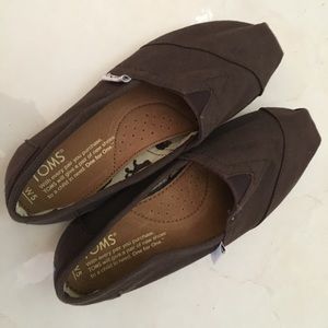Brand new classic TOMS size 5 brown